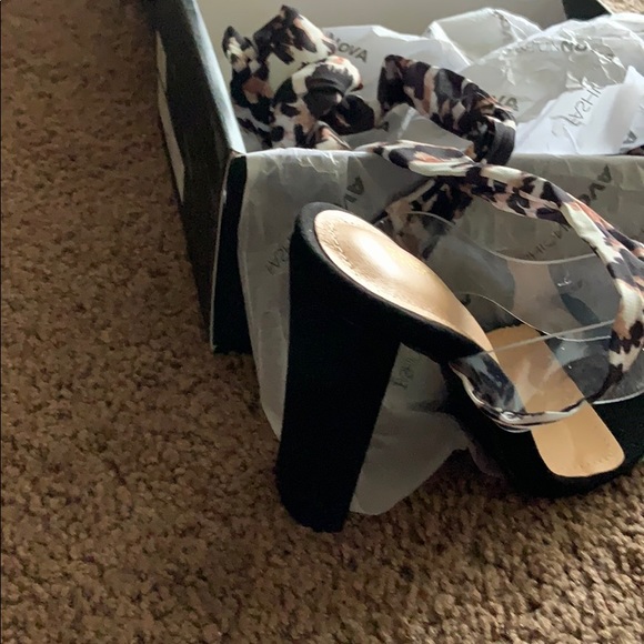 Leopard Heel - Picture 2 of 3